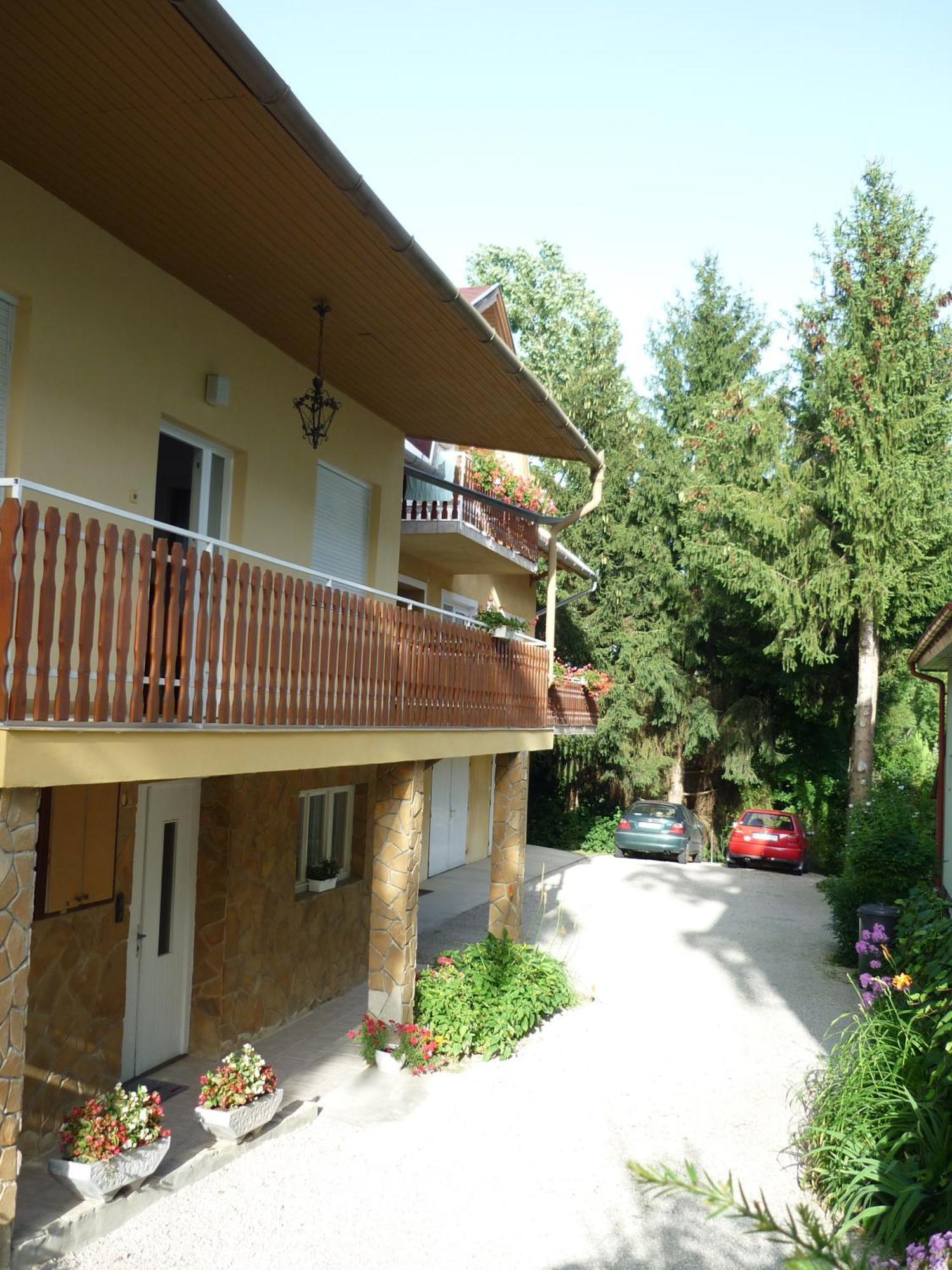 Attila Apartmanhaz Hotel เฮวิซ ภายนอก รูปภาพ
