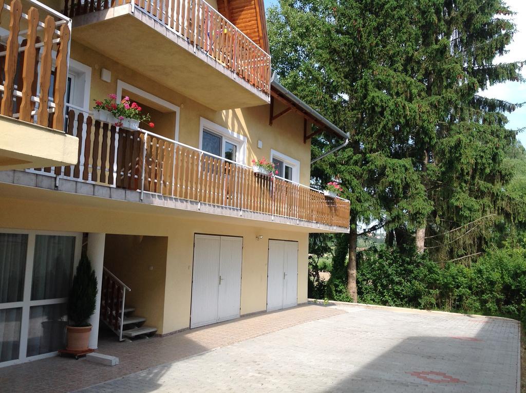 Attila Apartmanhaz Hotel เฮวิซ ภายนอก รูปภาพ