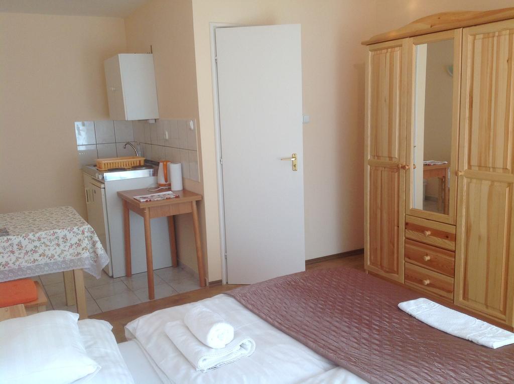 Attila Apartmanhaz Hotel เฮวิซ ภายนอก รูปภาพ